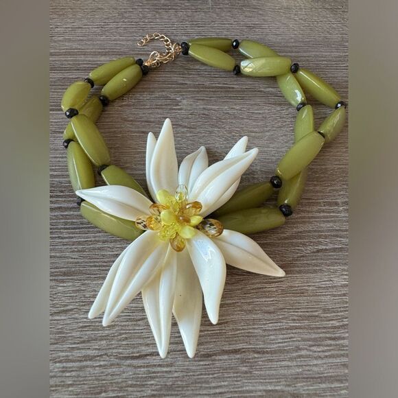 Bohemian white flower necklace A1105 - Picture 4 of 5